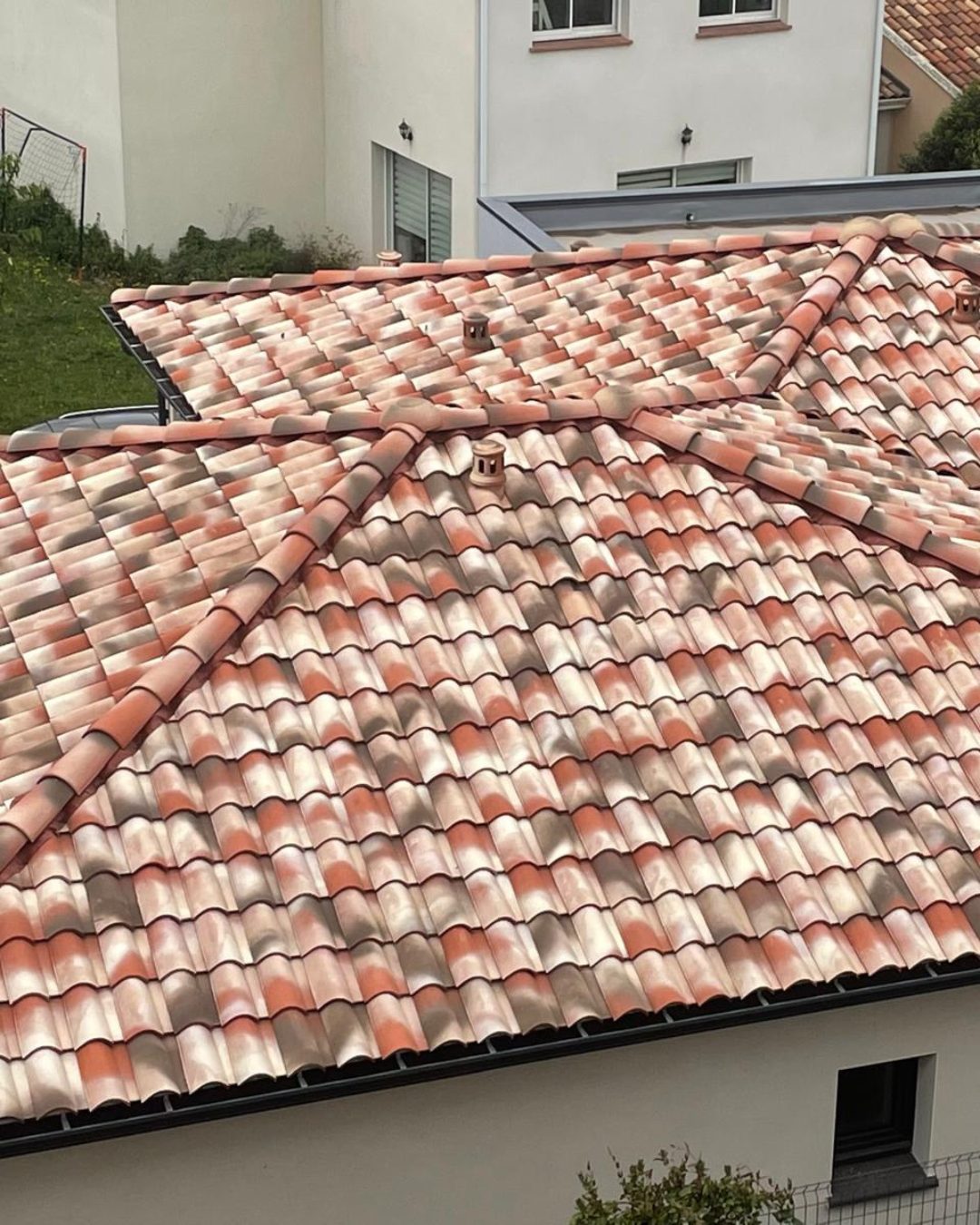 Zinguerie, gouttières et pose de Velux sur toiture zinc dans le 13